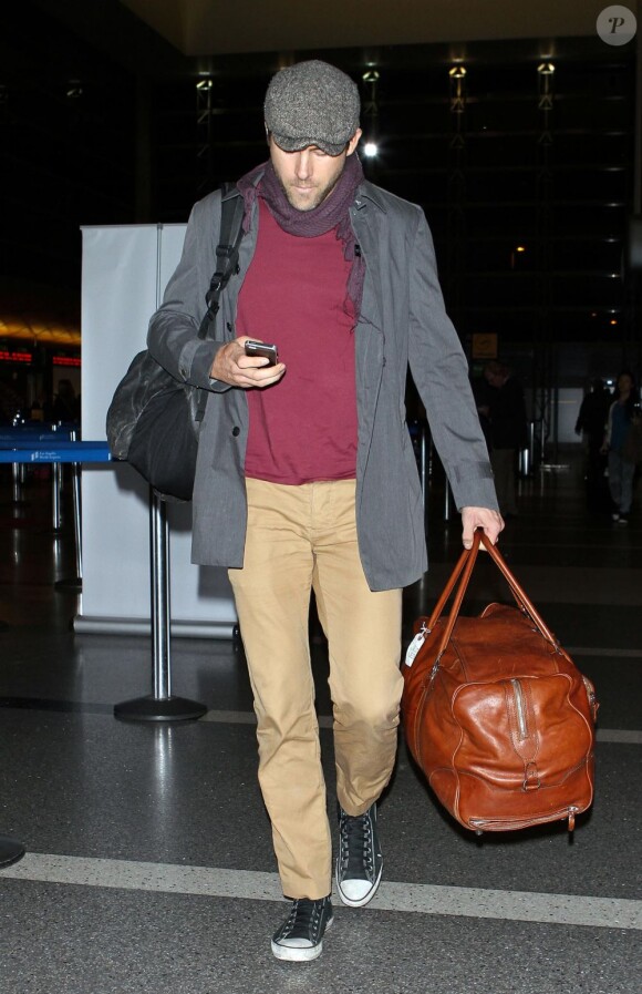 Ryan Reynolds garde ses distances de sa femme Blake Lively à l'aéroport de Los Angeles le 29 novembre 2012