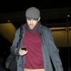 Ryan Reynolds ignore les paparazzi à l'aéroport de Los Angeles le 29 novembre 2012