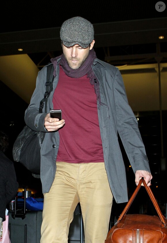 Ryan Reynolds ignore les paparazzi à l'aéroport de Los Angeles le 29 novembre 2012