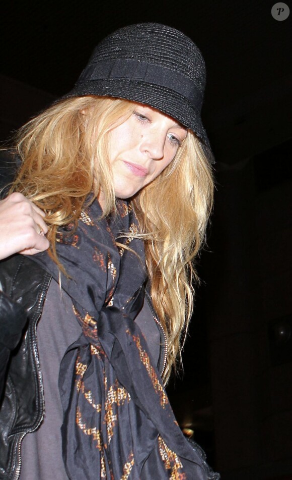 Blake Lively tente de passer incognito à l'aéroport de Los Angeles le 29 novembre 2012