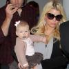 Jessica Simpson et son fiancé Eric Johnson arrivent à l'aéroport de Los Angeles avec leur fille Maxwell le 29 novembre 2012.