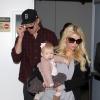 Jessica Simpson et Eric Johnson arrivent à l'aéroport de Los Angeles avec leur fille Maxwell le 29 novembre 2012.