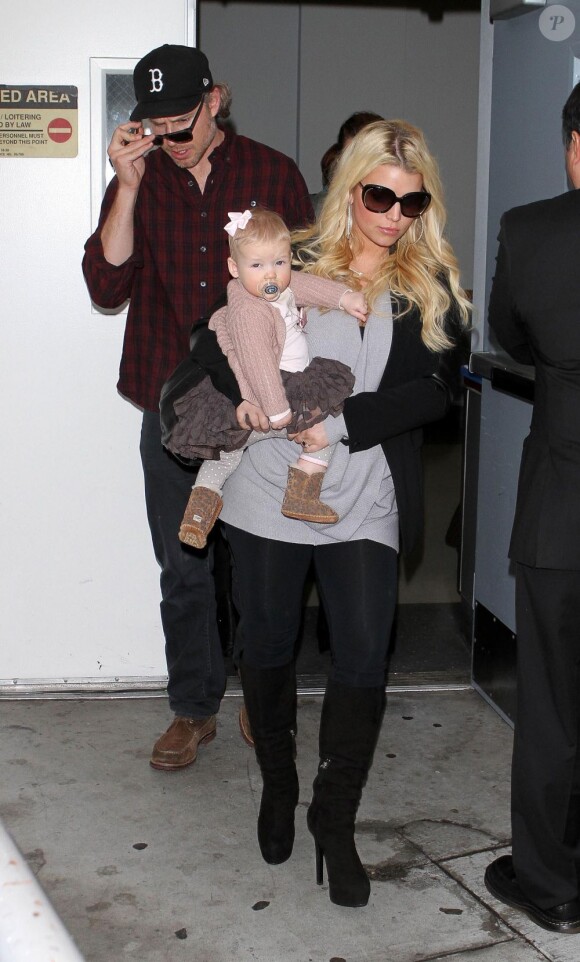 Jessica Simpson et Eric Johnson arrivent à l'aéroport de Los Angeles avec leur fille Maxwell le 29 novembre 2012.