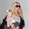 Jessica Simpson et sa fille à l'aéroport de Los Angeles avec leur fille Maxwell le 29 novembre 2012.