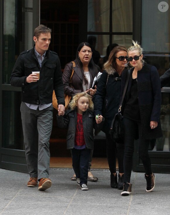 Ashlee Simpson avec son fils Bronx, accompagnée d'un bel inconnu, quittent leur hôtel de New York le 29 novembre 2012.