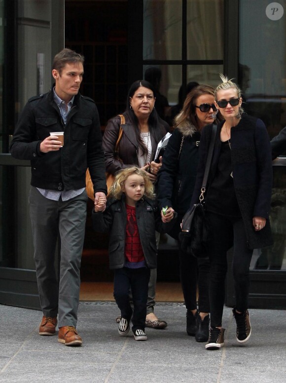 Ashlee Simpson avec son fils Bronx, accompagnés d'un inconnu, quittent leur hôtel de New York le 29 novembre 2012.