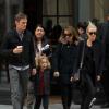 Ashlee Simpson avec son fils Bronx, accompagnés d'un inconnu, quittent leur hôtel de New York le 29 novembre 2012.