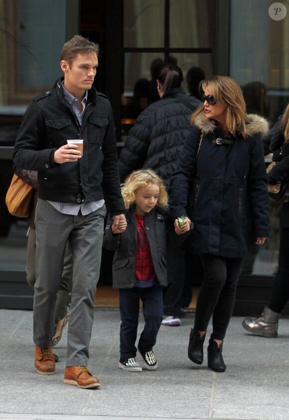 Bronx, accompagné de sa grand-mère et d'un inconnu, quittent leur hôtel de New York le 29 novembre 2012.