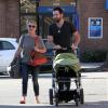 Katherine Heigl fait du shopping avec son mari Josh Kelley et sa fille Adalaide à Los Feliz, Los Angeles, le 24 novembre 2012.