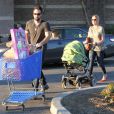 Katherine Heigl fait du shopping avec son mari Josh Kelley et sa fille Adalaide à Los Feliz, Los Angeles, le 24 novembre 2012.