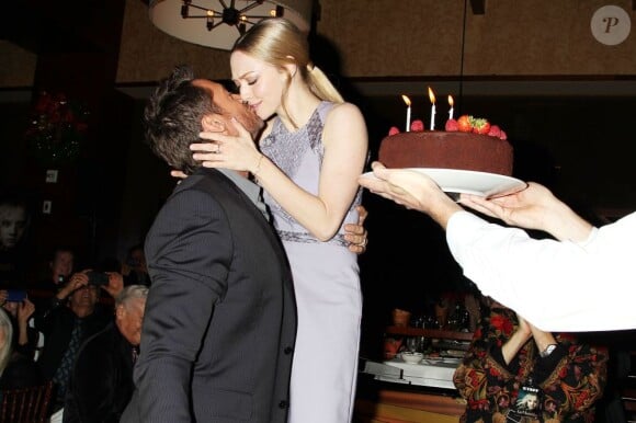 Hugh Jackman embrassé par la pétillante Amanda Seyfried lors de l'after-party suivant la projection Les Misérables au Porterhouse de New York, le 2 décembre 2012.