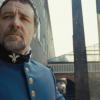 Russell Crowe en Javert, pousse la chansonnette devant Hugh Jackman grimé en bagnard