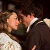 Eddie Redmayne (Marius) éperdument amoureux de Cosette (Amanda Seyfried).