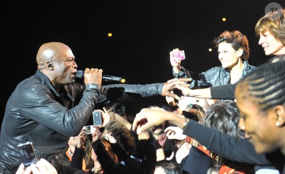 Seal, très proche de ses fans, a donné un concert exceptionnel au Zenith de Paris le 2 décembre 2012.