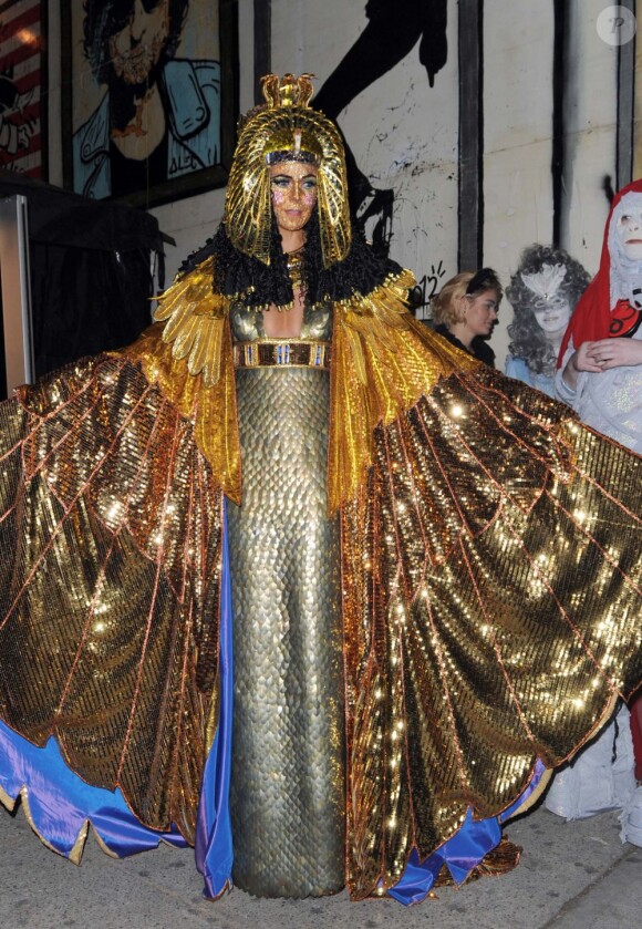 La superbe Heidi Klum déguisée en Cléopâtre lors de sa soirée post-Halloween (elle avait reporté sa fête d'Halloween à cause de l'ouragan Sandy). A New York, le 1er décembre 2012
