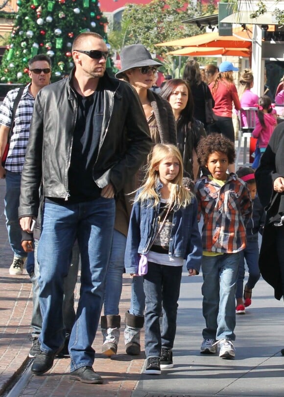 Heidi Klum incognito emmène ses enfants Leni, Johan, Henry et Lou au centre commercial The Grove avec sa mère et son petit ami Martin Kirsten. 21 novembre 2012.