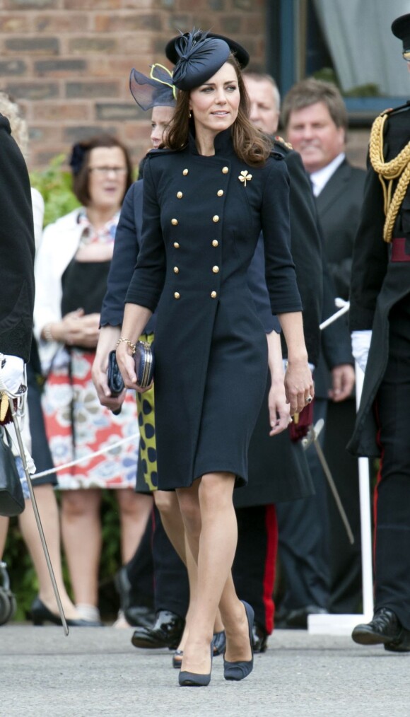 La duchesse de Cambridge Kate Middleton porte un superbe manteau Alexander McQueen lors d'une cérémonie de remises de médailles à Windsor. Le 25 juin 2011.