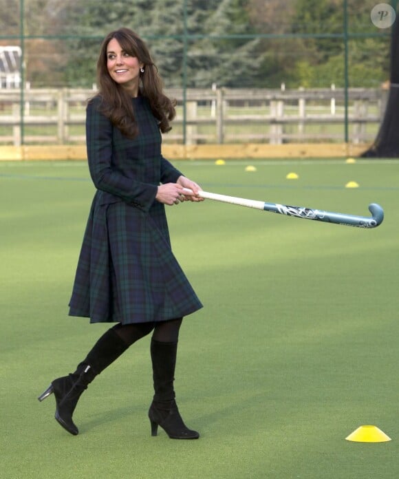 La duchesse de Cambridge Kate Middleton la joue écossaise avec un ensemble à carreaux Alexander McQueen lors de sa visite à St Andrews. Le 30 novembre 2012.
