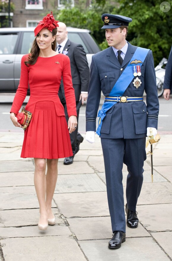 La duchesse de Cambridge Kate Middleton, ravissante dans un ensemble rouge Alexander McQueen lors du jubilé de diamant de la reine Elizabeth II. Londres, le 3 juin 2012.