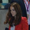 Kate Middleton, chic et simplement habillée d'un blazer rouge Zara, arrive au centre aquatique de Londres lors des Jeux Olympiques. Le 3 août 2012.