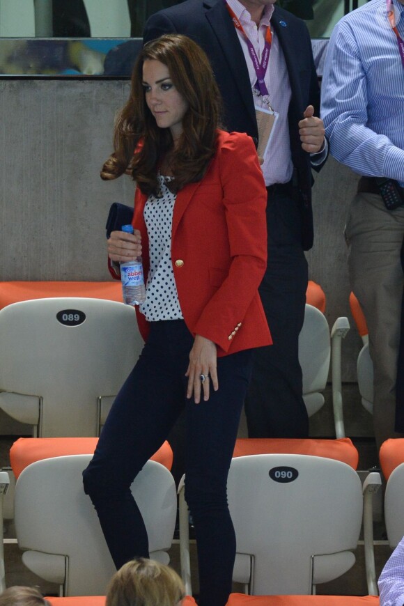 Kate Middleton, chic et simplement habillée d'un blazer rouge Zara, arrive au centre aquatique de Londres lors des Jeux Olympiques. Le 3 août 2012.