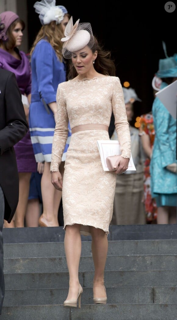Kate Middleton, épatante dans une robe couleur chair Alexander McQueen lors d'une messe à la cathédrale St Paul célébrant le jubilé de diamant de la reine Elizabeth II. Londres, le 5 juin 2012.