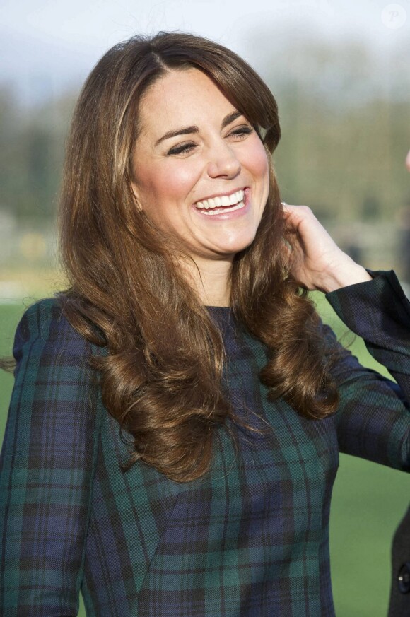 Kate Middleton, de retour à son ancienne école de St. Andrews, heureuse et superbe, le 30 novembre 2012