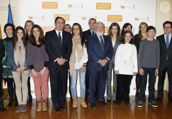 Letizia d'Espagne entourée de jeunes et d'officiels lors d'une réunion de l'opération ''A toi de jouer !'' en faveur de la protection de l'environnement, à Madrid, le 3 décembre 2012.