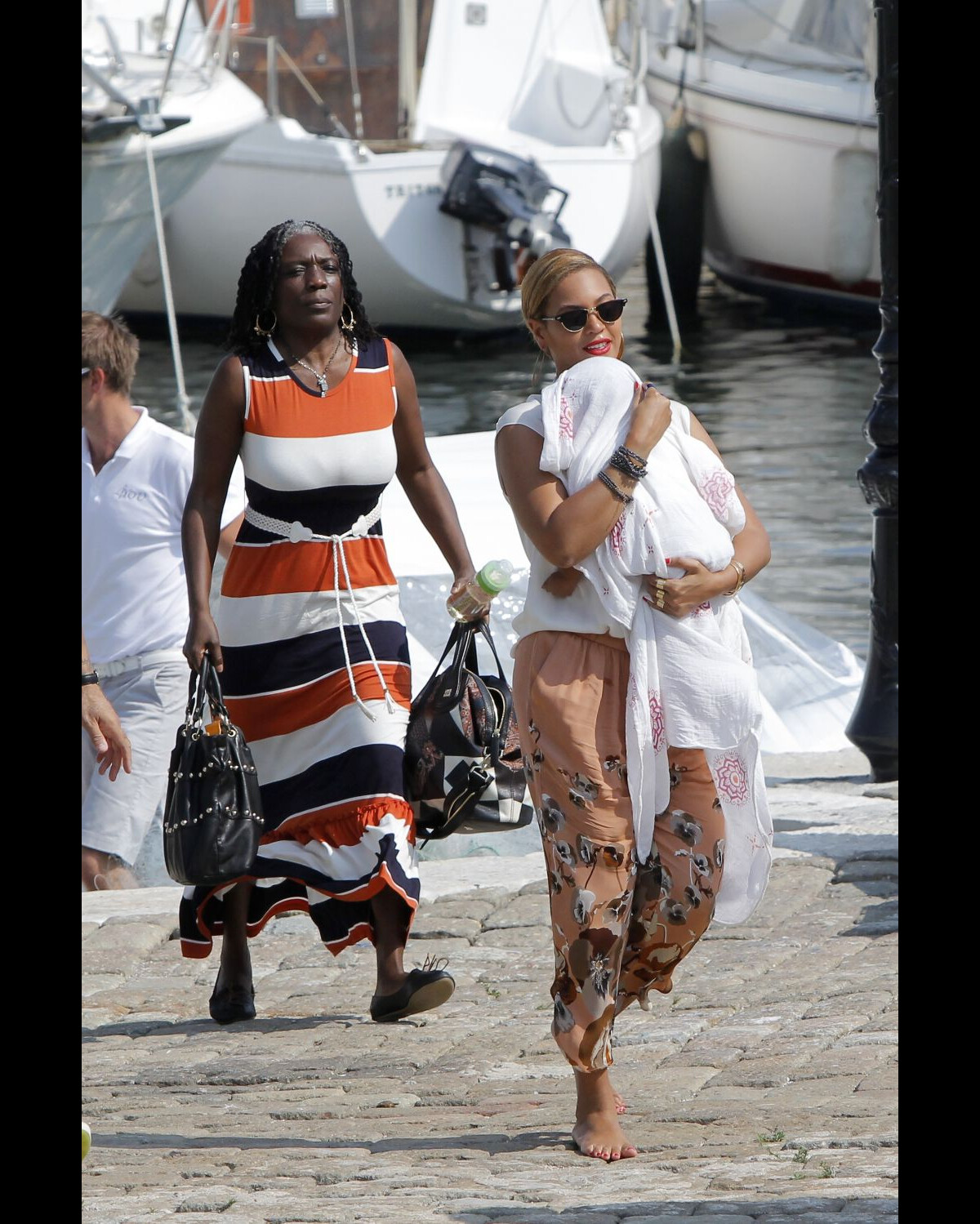 Photo : Beyoncé porte sa petite Blue Ivy en vacances à Beaulieu-sur-Mer ...