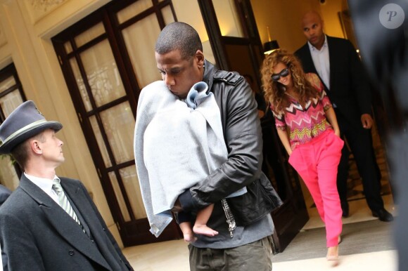 Beyoncé et Jay-Z sortent de leur hôtel à Paris avec Blue Ivy le 4 juin 2012.