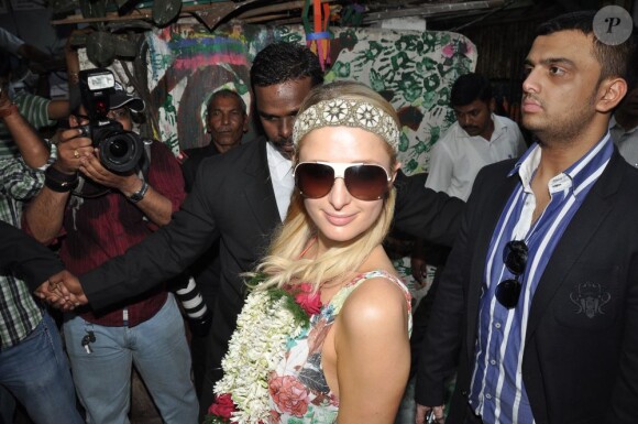 Paris Hilton visite un orphelinat à Bombay le 3 décembre 2012.