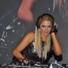 Paris Hilton fait un DJ set à l'India Resort Fashion Week à Goa, le 1er décembre 2012.