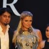 Paris Hilton pose avec Shane Peacock et Falguni Peacock à l'India Resort Fashion Week le 1er décembre à Goa.