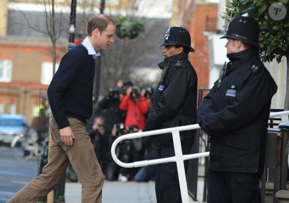 Le prince William arrivant à l'hôpital King Edward VII de Londres pour visiter son épouse Kate Middleton, enceinte, le 5 décembre 2012.