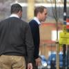 Le prince William arrivant à l'hôpital King Edward VII de Londres pour visiter son épouse Kate Middleton, enceinte, le 5 décembre 2012.
