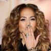 Jennifer Lopez adopte le vernis chrome pour briller sur le tapis rouge