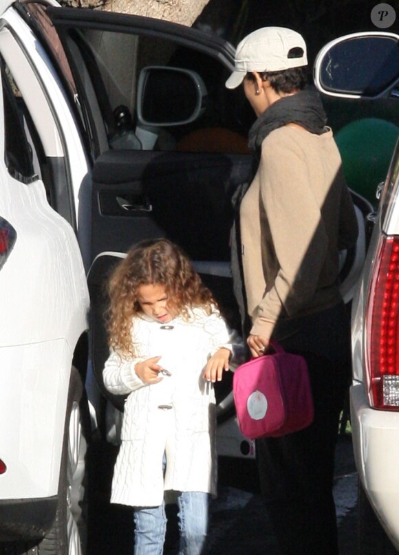 Halle Berry et sa fille Nahla à la sortie de l'école, Los Angeles, le 5 décembre 2012.