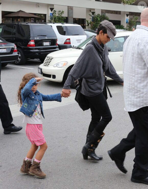 Halle Berry et sa fille Nahla partent faire du shopping pour Noël à Beverly Hills, le 4 decembre 2012.
