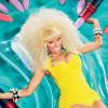 Nicki Minaj dévoile le cliché promo de son stick à lèvres Viva Glam pour M.A.C Cosmetics.