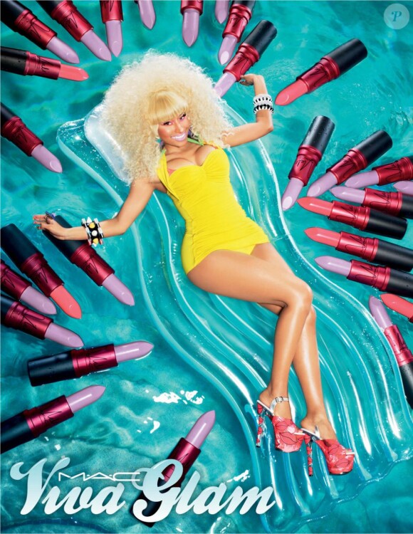 Nicki Minaj dévoile le cliché promo de son stick à lèvres Viva Glam pour M.A.C Cosmetics.