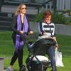 Elizabeth Berkley se promène en tenue de sport avec son fils Sky à Beverly Hills, le 5 décembre 2012.