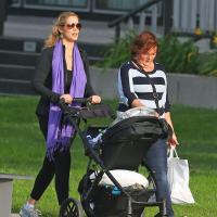 Elizabeth Berkley : Balade sportive avec son bébé Sky