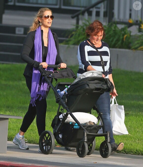 Elizabeth Berkley se promène en tenue de sport avec son fils Sky à Beverly Hills, le 5 décembre 2012.