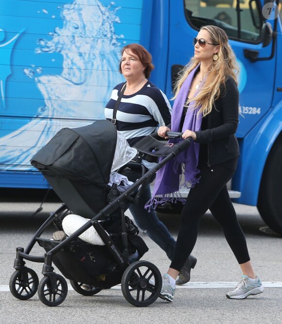 Elizabeth Berkley se promène avec une femme et son fils Sky à Beverly Hills, le 5 décembre 2012.