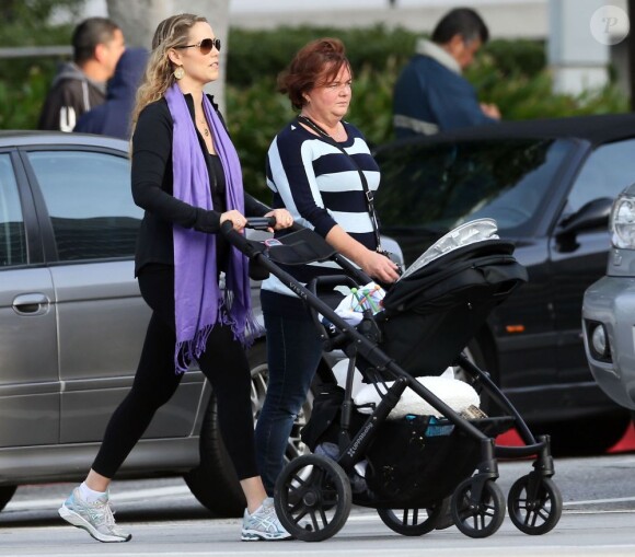 L'actrice Elizabeth Berkley se promène avec son fils Sky à Beverly Hills, le 5 décembre 2012.