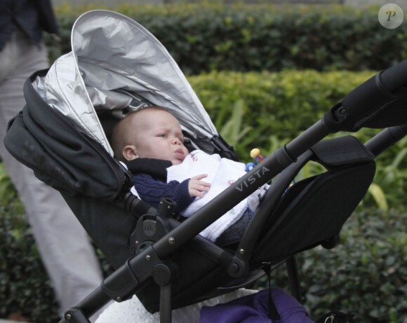 Elizabeth Berkley se promène avec son fils Sky, 4 mois, à Beverly Hills, le 5 décembre 2012.