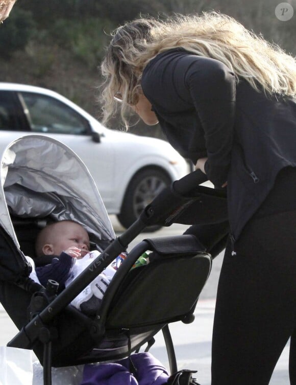 Elizabeth Berkley se promène avec son fils Sky à Beverly Hills, le 5 décembre 2012.
