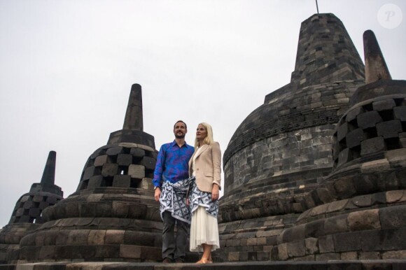 Le prince Haakon de Norvège et la princesse Mette-Marit de Norvège au temple bouddhiste Borobudur, en Indonésie, le 28 novembre 2012.