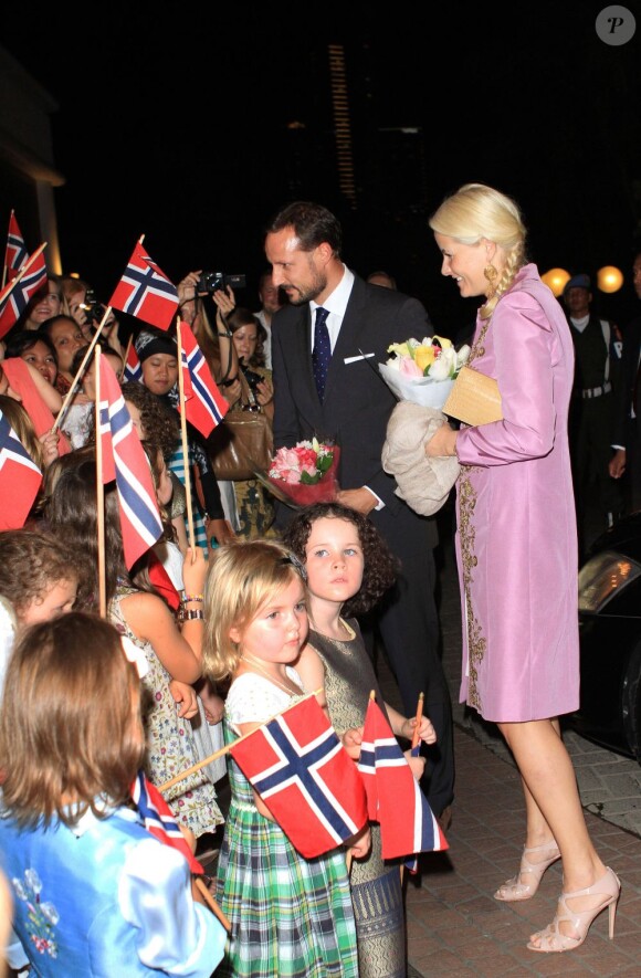 Le prince Haakon et la princesse Mette-Marit de Norvège à leur arrivée à Jakarta le 26 novembre 2012 pour leur visite de deux jours en Indonésie.