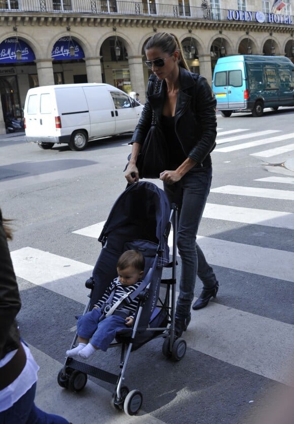 Gisele Bundchen et son fils Benjamin dans les rues de Paris en 2011